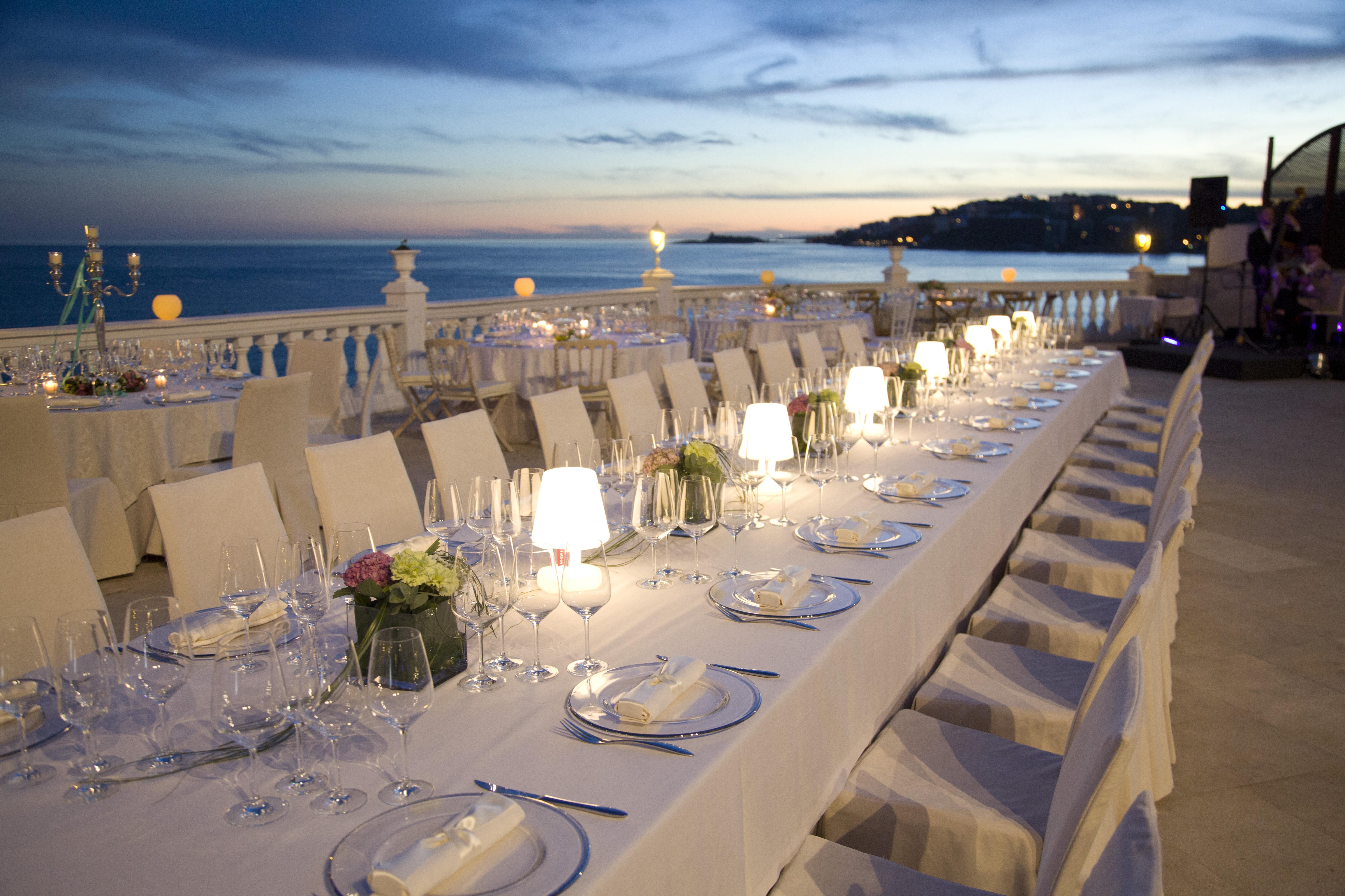 ホテル ニクセ パレス パルマ・デ・マリョルカ エクステリア 写真 A long table set for a dinner party