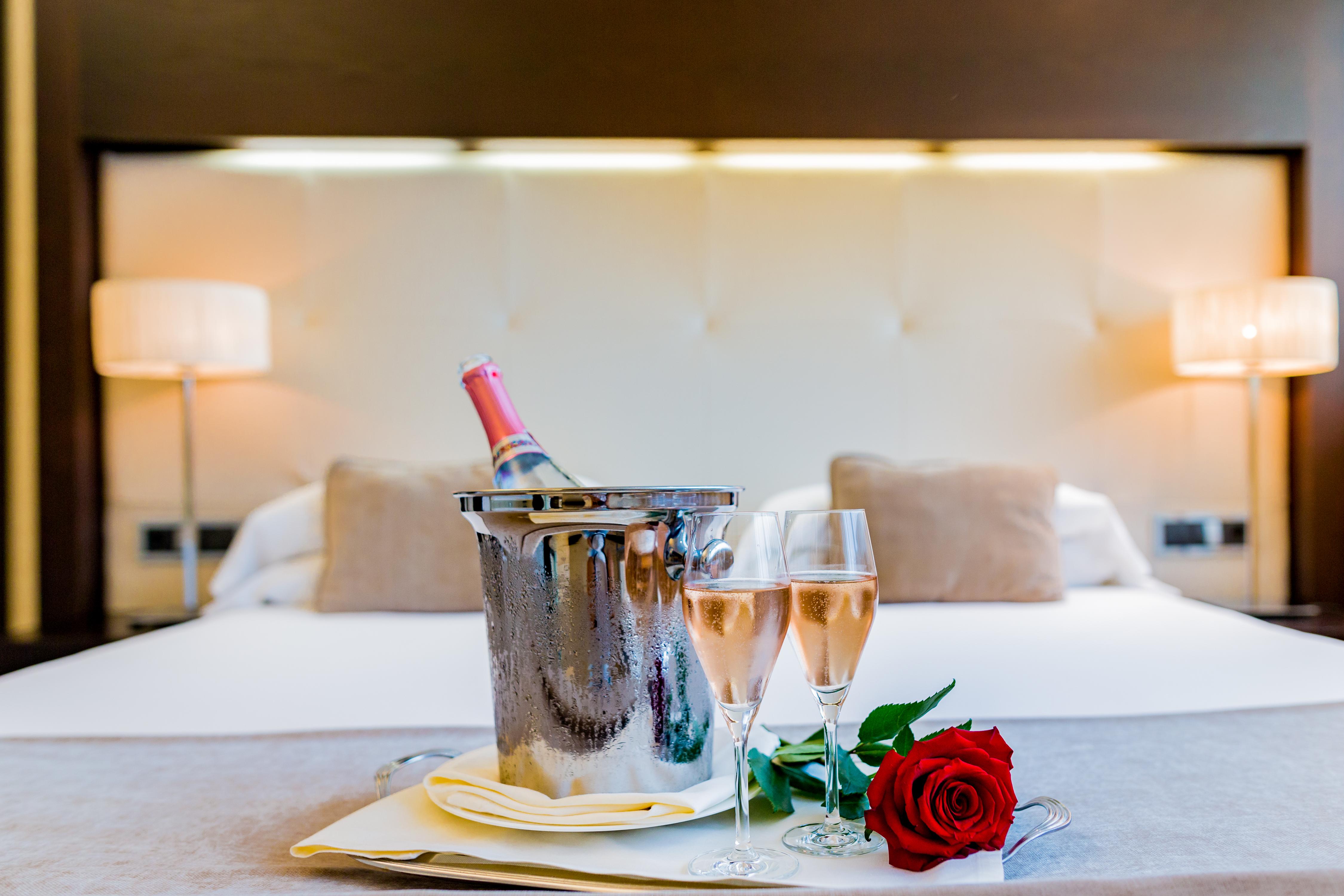 ホテル ニクセ パレス パルマ・デ・マリョルカ 部屋 写真 A bottle of champagne in a cooler