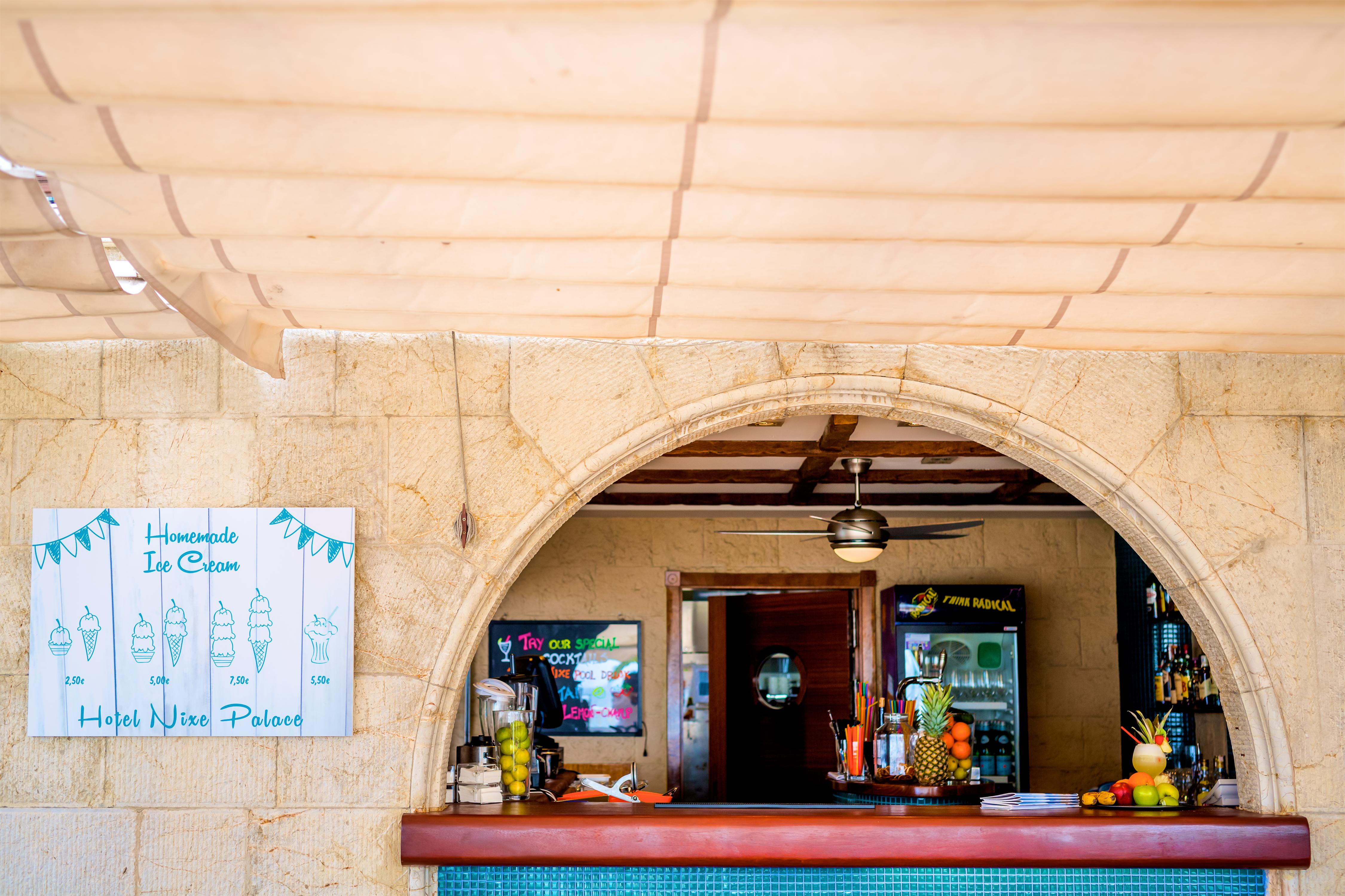 ホテル ニクセ パレス パルマ・デ・マリョルカ エクステリア 写真 The bar at the hotel