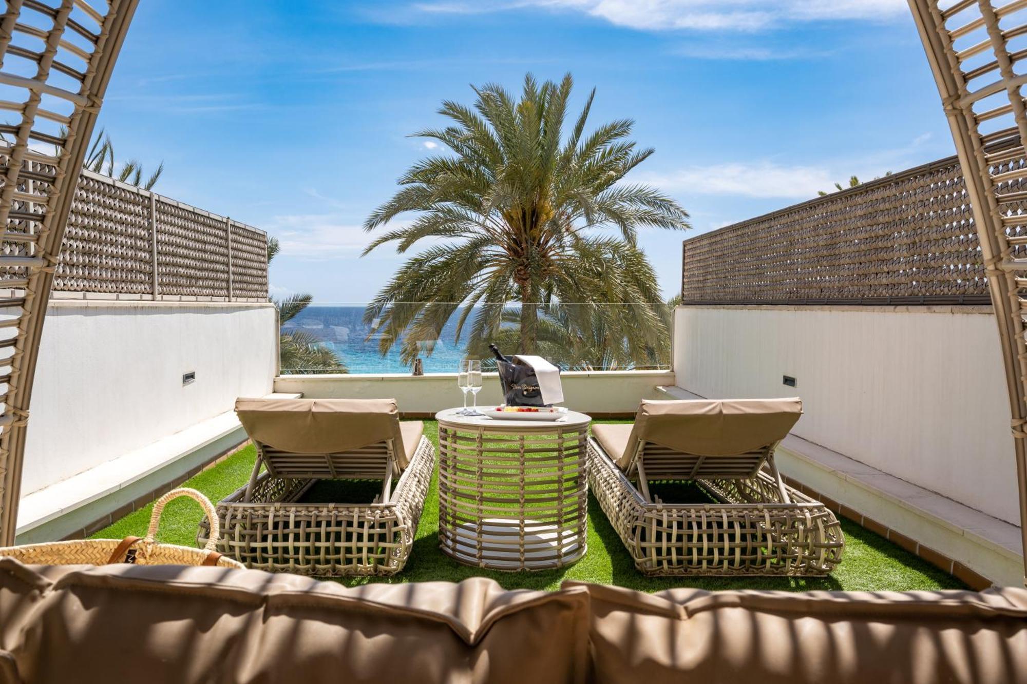 ホテル ニクセ パレス パルマ・デ・マリョルカ エクステリア 写真 Terrace at the hotel