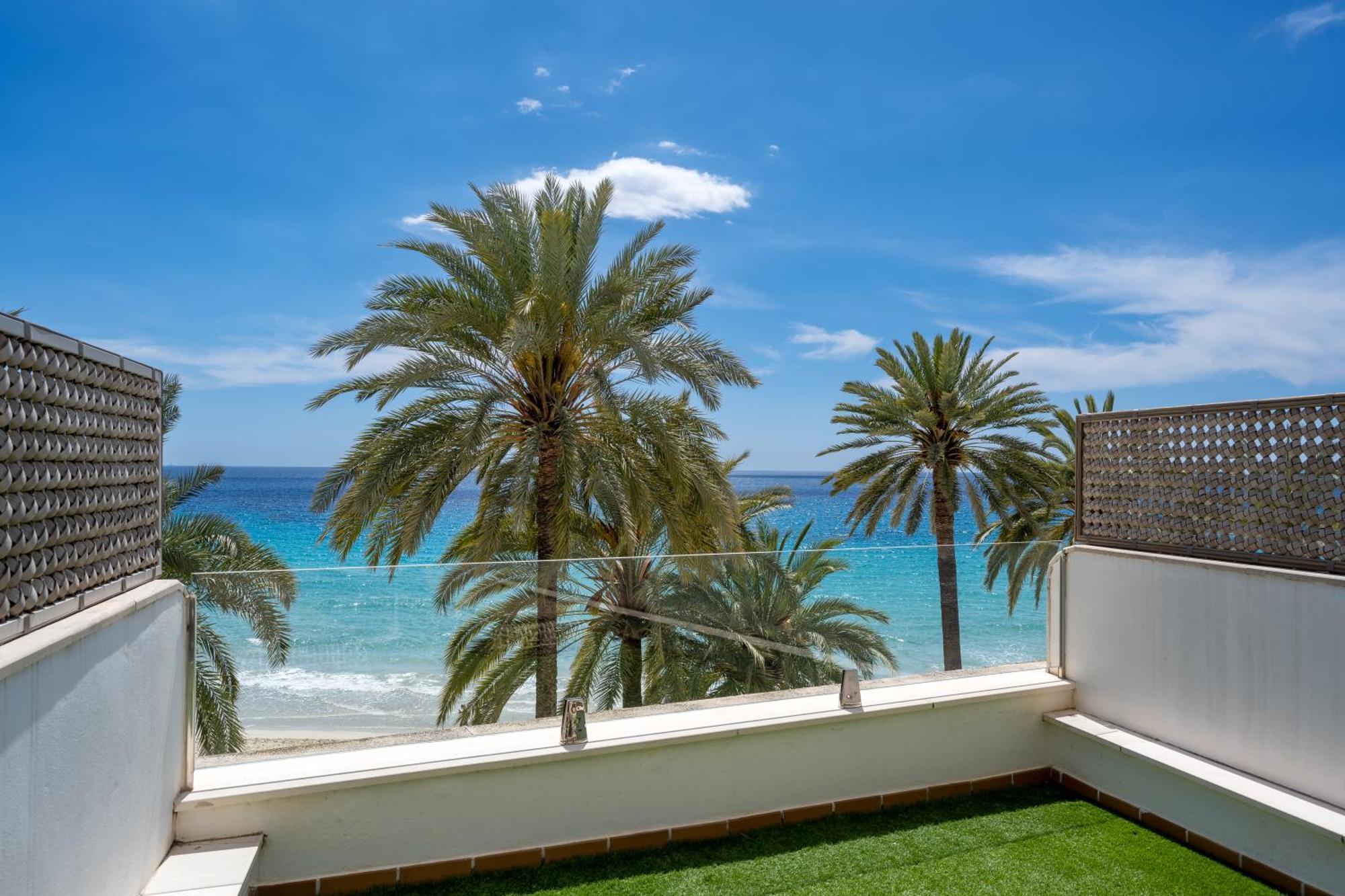ホテル ニクセ パレス パルマ・デ・マリョルカ エクステリア 写真 View of the Mediterranean from a terrace in Benidorm
