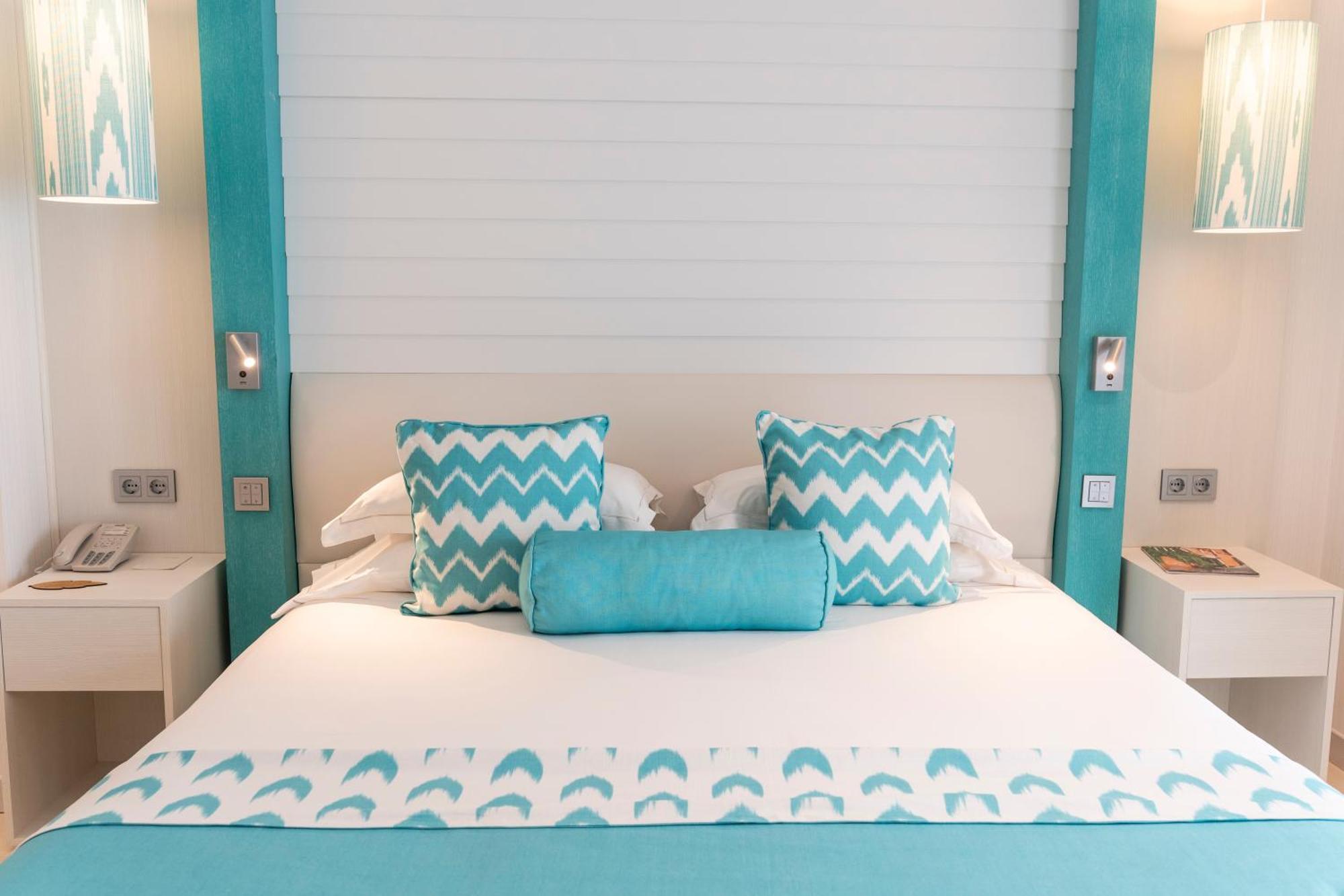 ホテル ニクセ パレス パルマ・デ・マリョルカ 部屋 写真 A bed with cushions