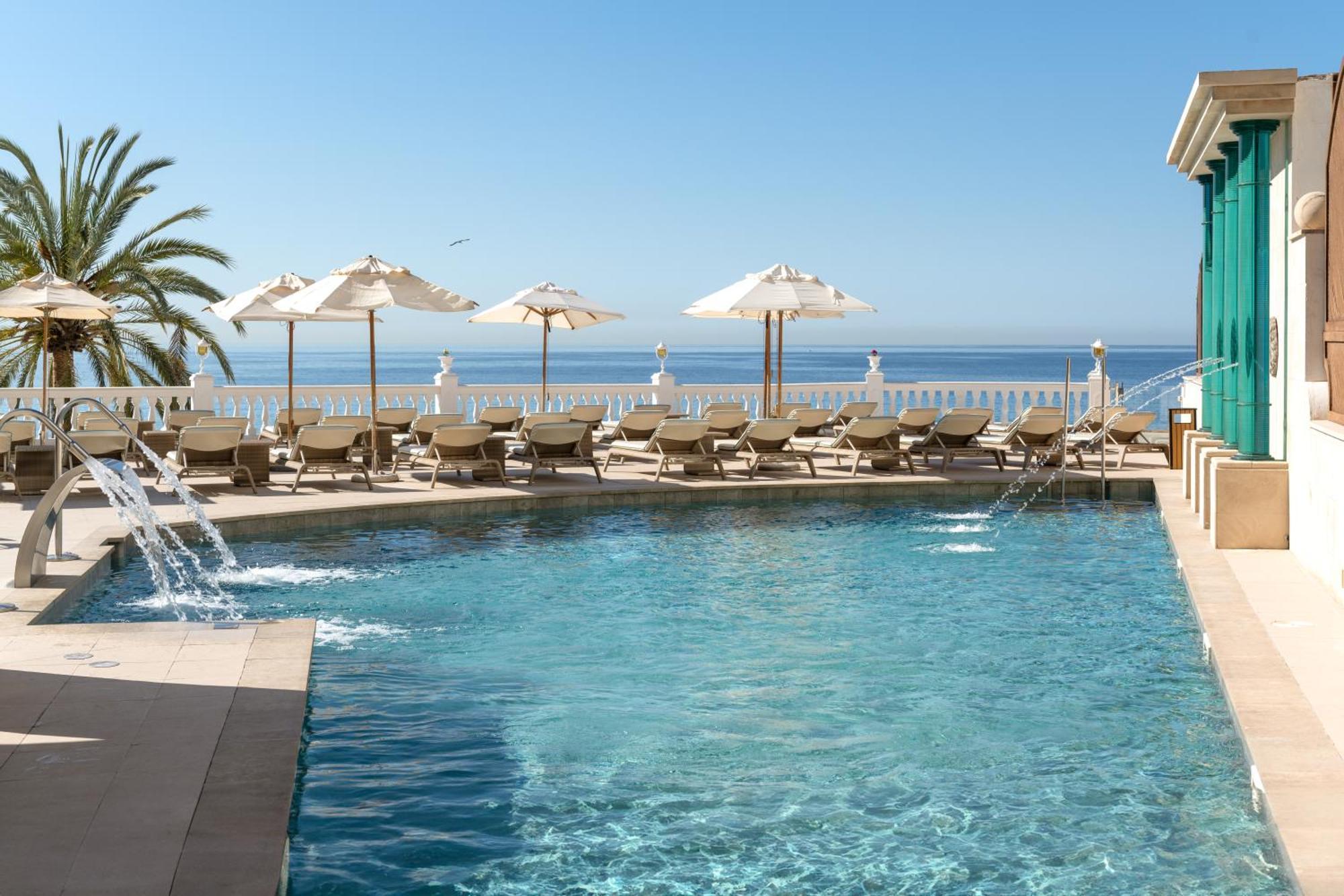 ホテル ニクセ パレス パルマ・デ・マリョルカ エクステリア 写真 The pool at the hotel
