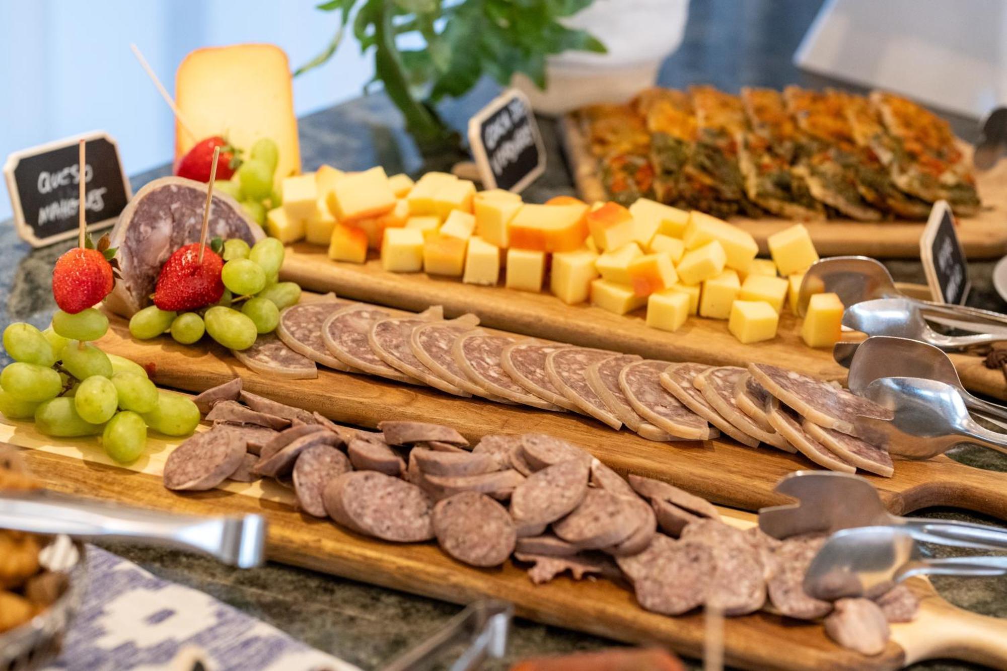 ホテル ニクセ パレス パルマ・デ・マリョルカ エクステリア 写真 A selection of cheese and fruit